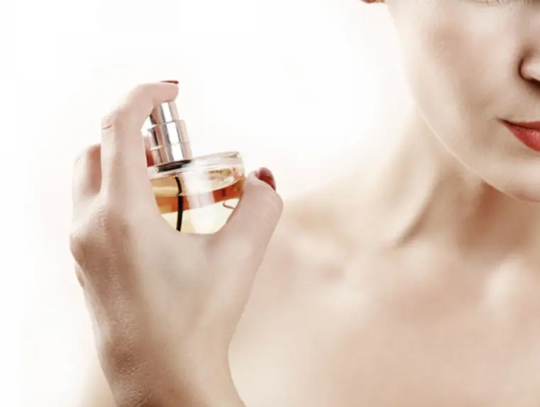 Mettre du parfum