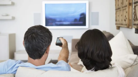 Couple regardant la télévision