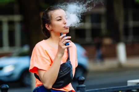 une fumeuse de cigarette électronique