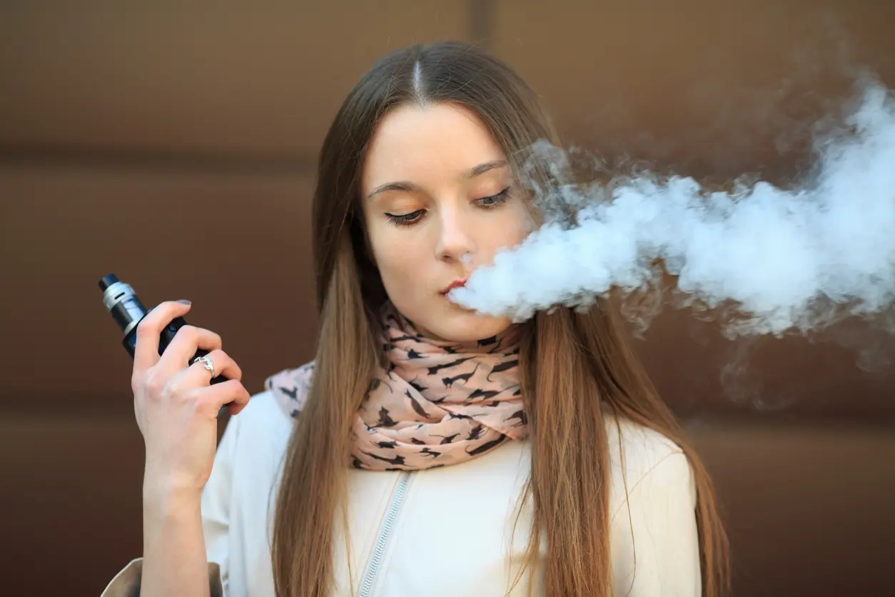 Une vapoteuse qui fume