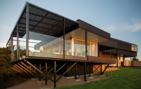 Maison contemporaine sur pilotis
