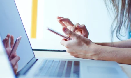 Personne sur son smartphone et ordinateur