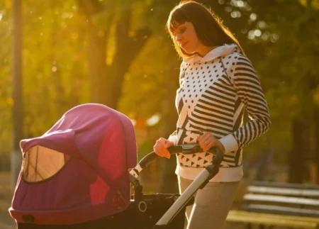 Femme avec poussette