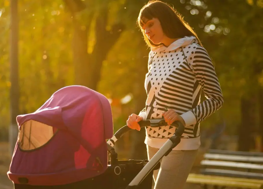 Femme avec poussette