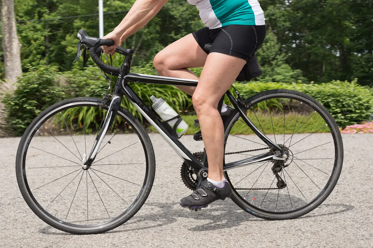 Un homme sur un vélo
