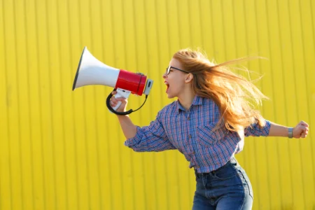 Une femme qui hurle dans un mégaphone