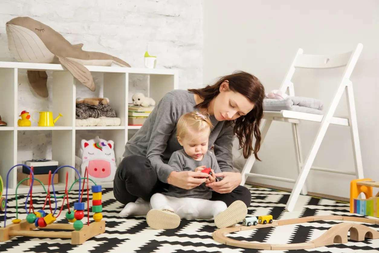 Une puéricultrice avec un enfant