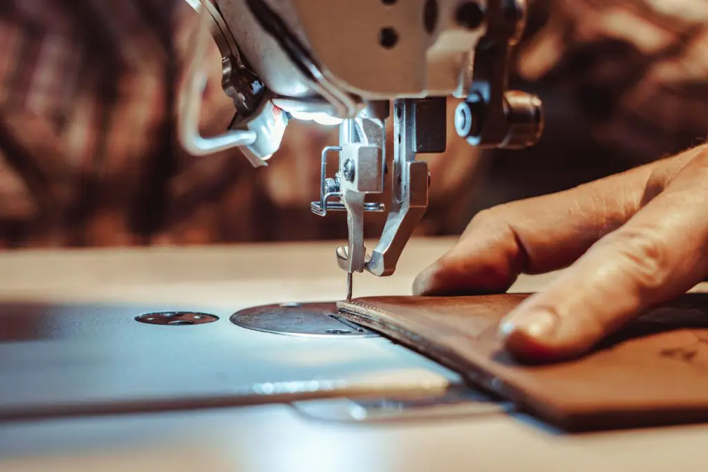 Couture du cuir avec une machine