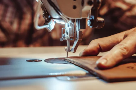 Couture du cuir avec une machine