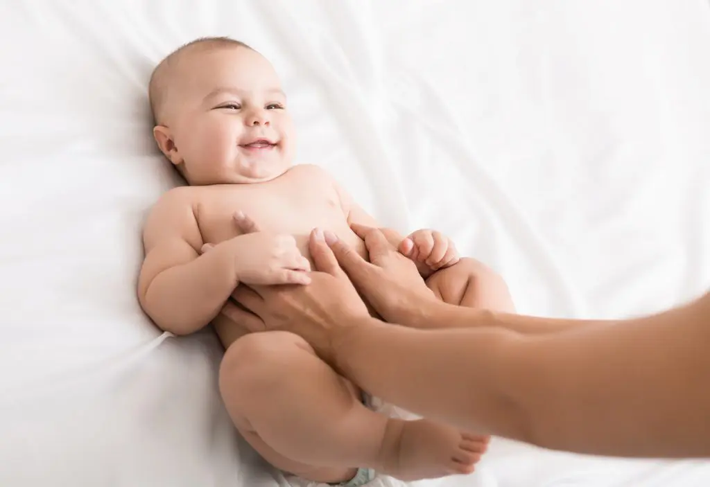 Un bébé qui a l'air heureux