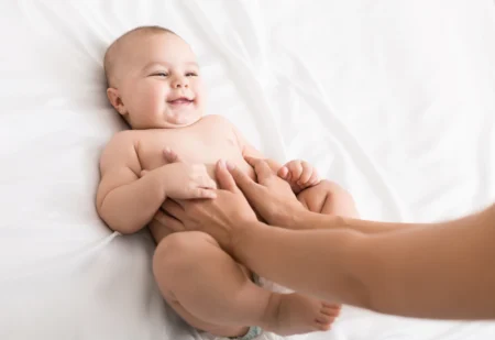 Un bébé qui a l'air heureux