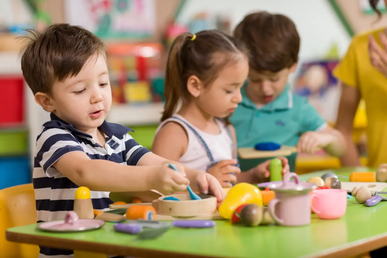 Des enfants jouant à la crèche