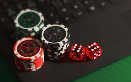 Dés et jetons de poker sur un ordinateur