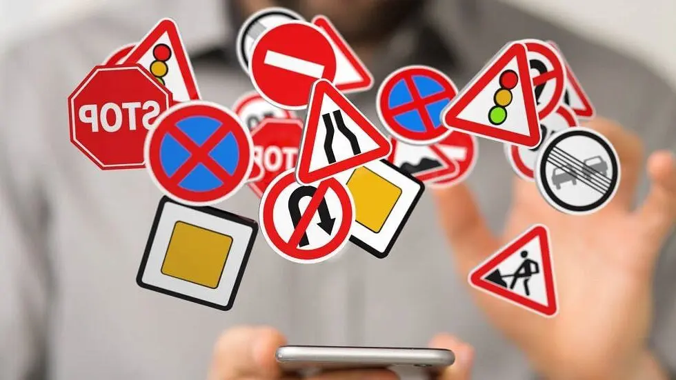 Des panneaux du code de la route et un smartphone