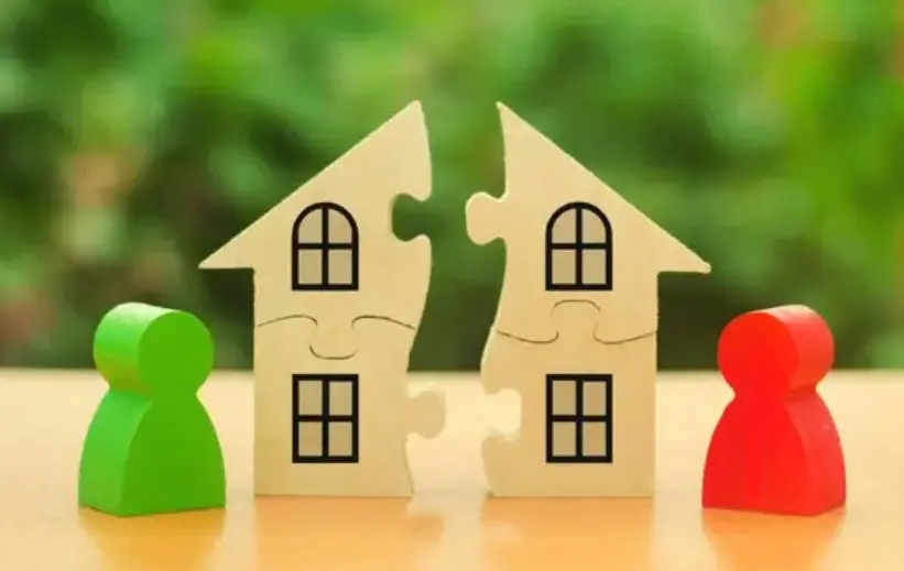 Maison séparée en deux et deux pions