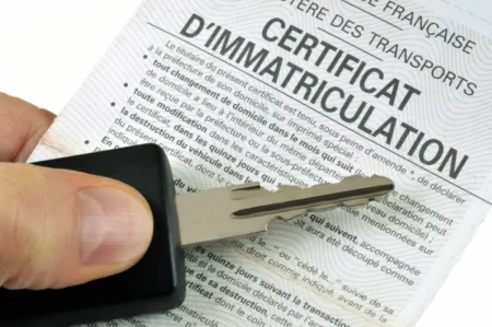 Une clé et un document