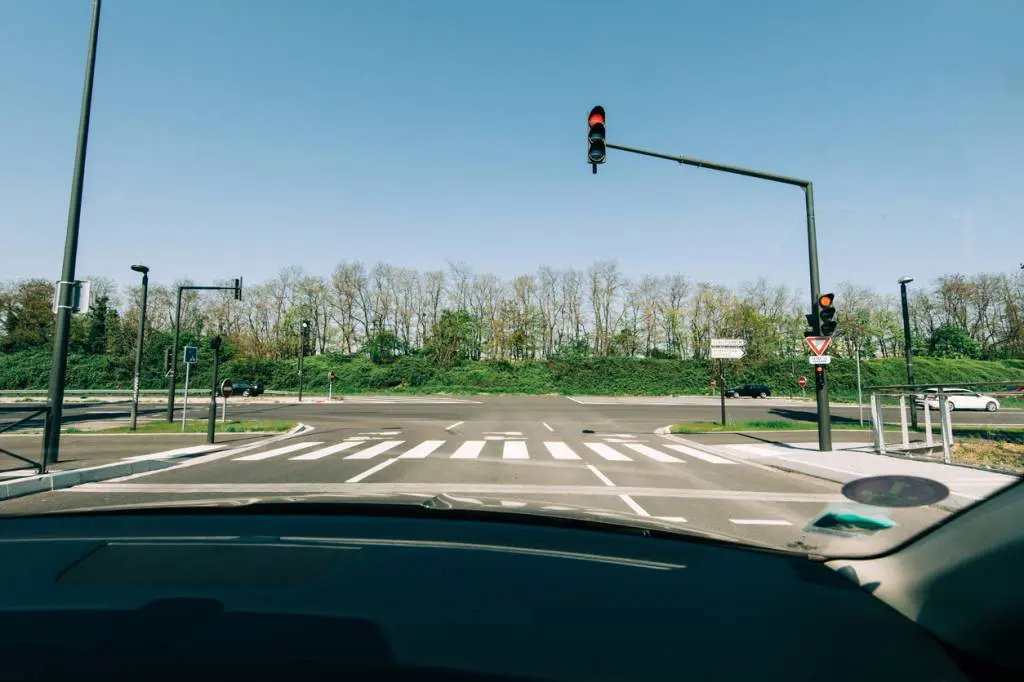 Voiture à un feu rouge