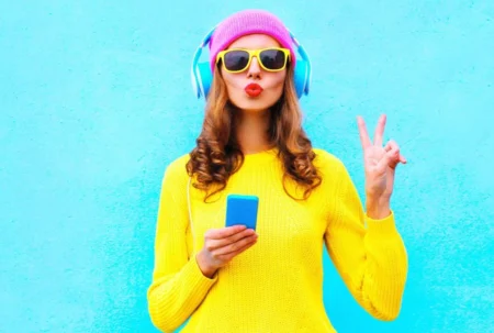 Femme avec casque de musique