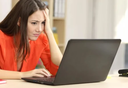 Femme devant un ordinateur