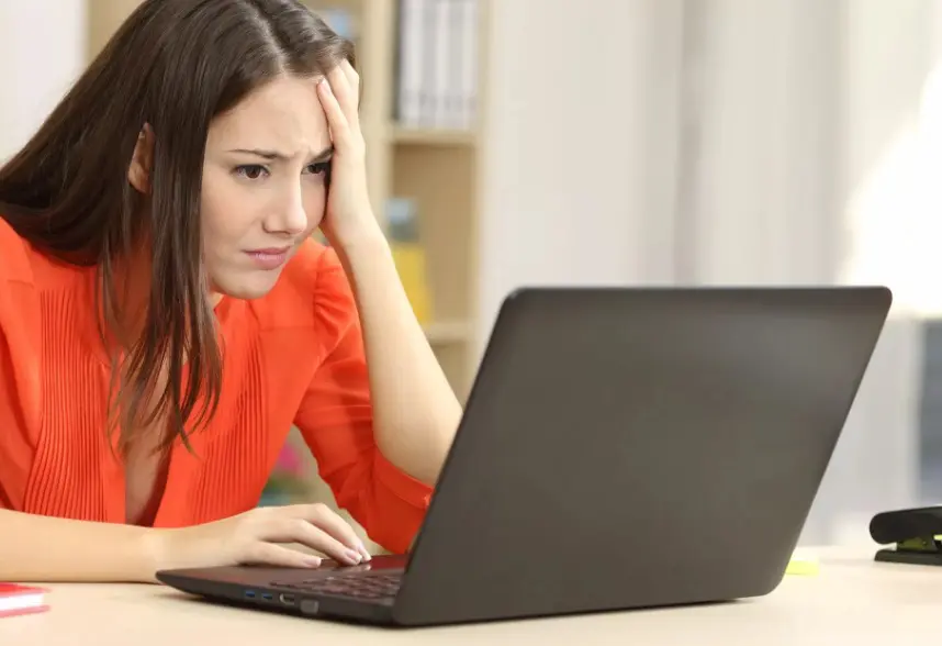 Femme devant un ordinateur
