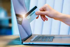 Ordinateur et carte bancaire