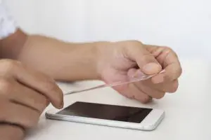 Pose d'un verre trempé