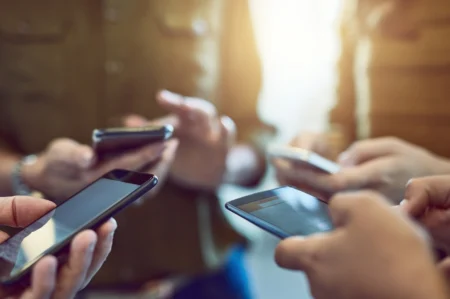 5 personnes tenant un téléphone dans leurs mains