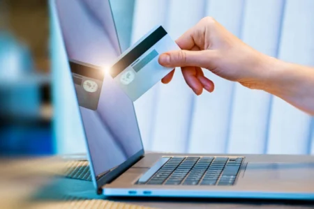 Un ordinateur et une carte bancaire