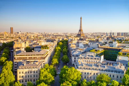 Paysage de Paris avec en fond la Tour Eiffel