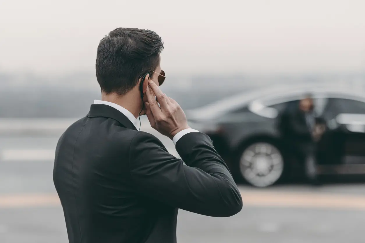 Un agent de sécurité avec une oreillette