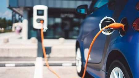 Une voiture électrique branchée à une borne de recharge