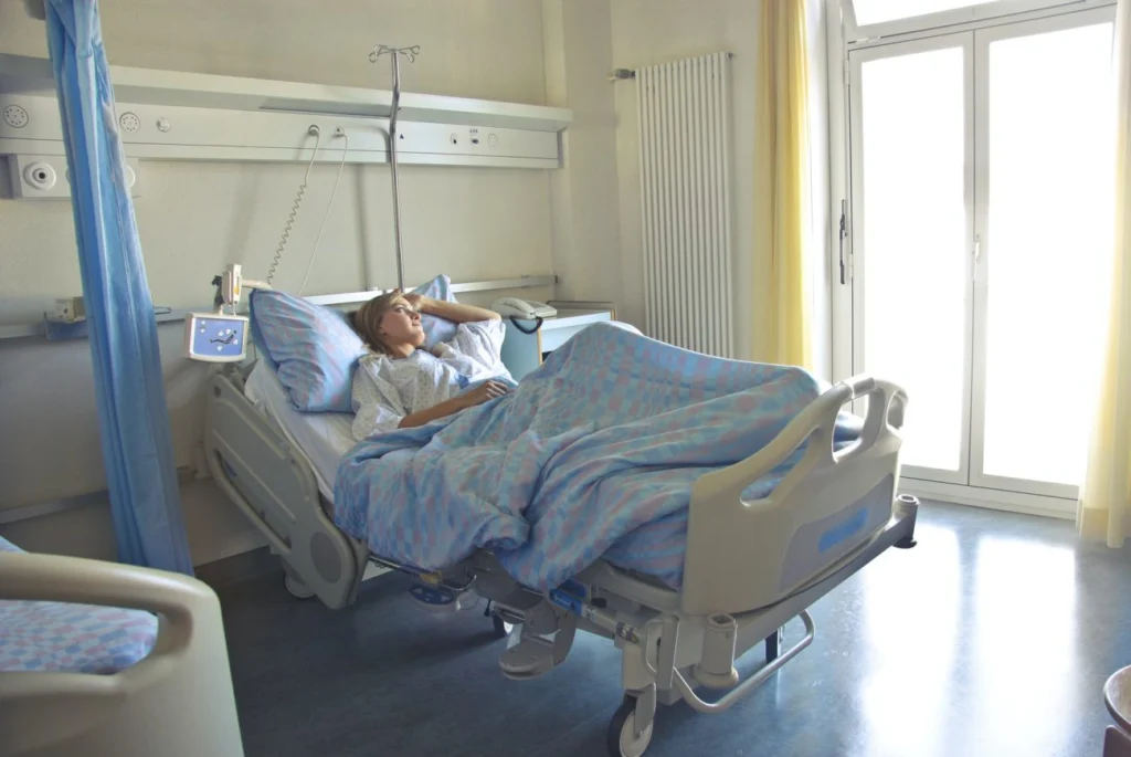 Patiente dans un lit d'hôpital