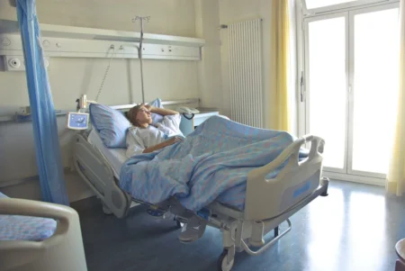 Patiente dans un lit d'hôpital