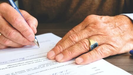 homme signe contrat assurance-vie