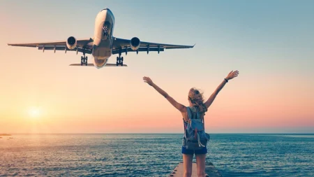 Vacancière qui souhaite partir à l'étranger à bord d'un avion