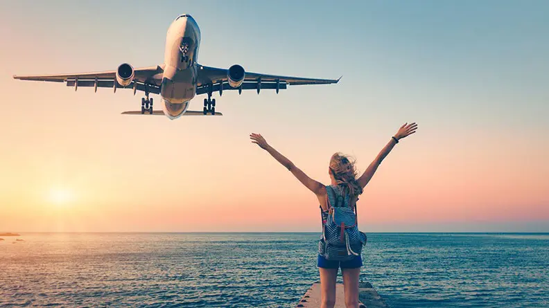 Vacancière qui souhaite partir à l'étranger à bord d'un avion