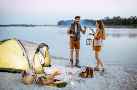 un couple camping sur la plage en Normandie