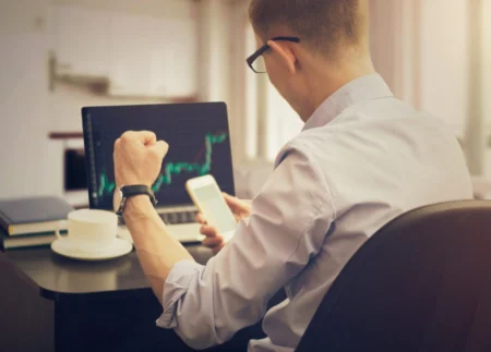 Trader qui vient de gagner en bourse