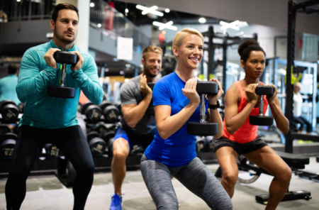 des personnes en salle de fitness sport