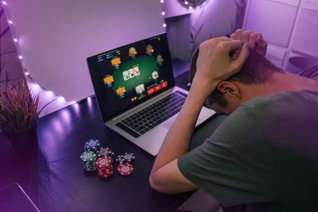 Jeune homme addict aux jeux en ligne