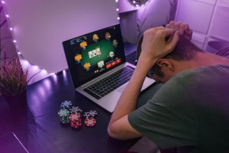Jeune homme addict aux jeux en ligne