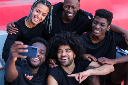 selfie de groupe de jeunes au style urbain en ville