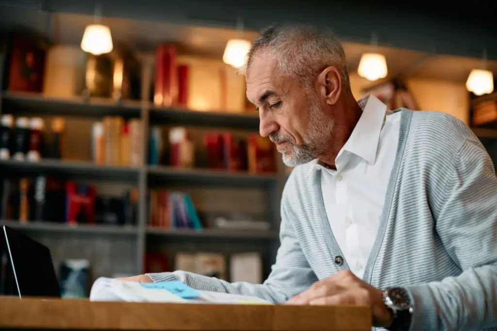 homme entrain de lire les moments historiques du cac40