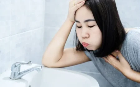 femme qui vomit