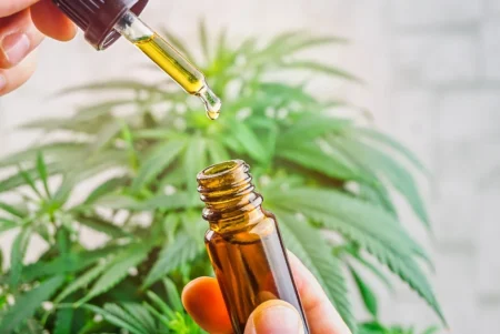 Huile de cannabis CBD, compte-gouttes dosant de l'huile de marijuana
