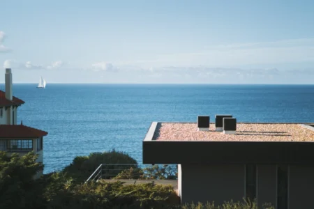 Vue sur l'océan avec voilier