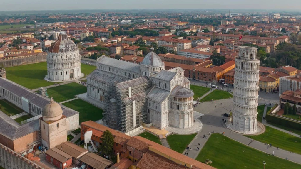 La "Piazza dei Miracoli", dite aussi "Piazza del Duomo" abrite la célèbre tour de Pise