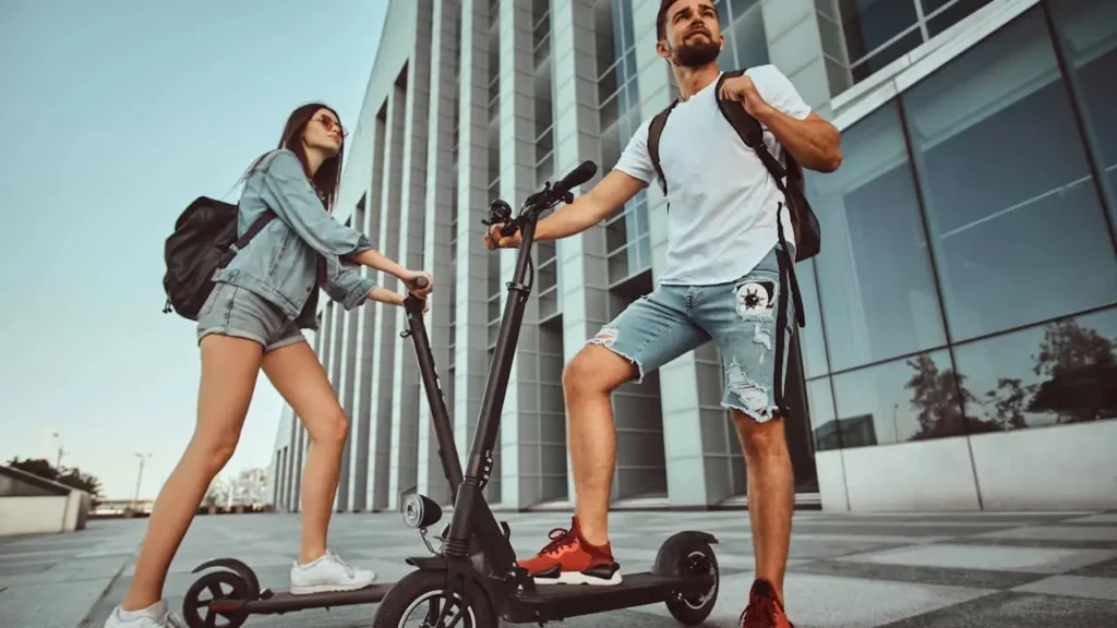 couple homme femme trottinette électrique