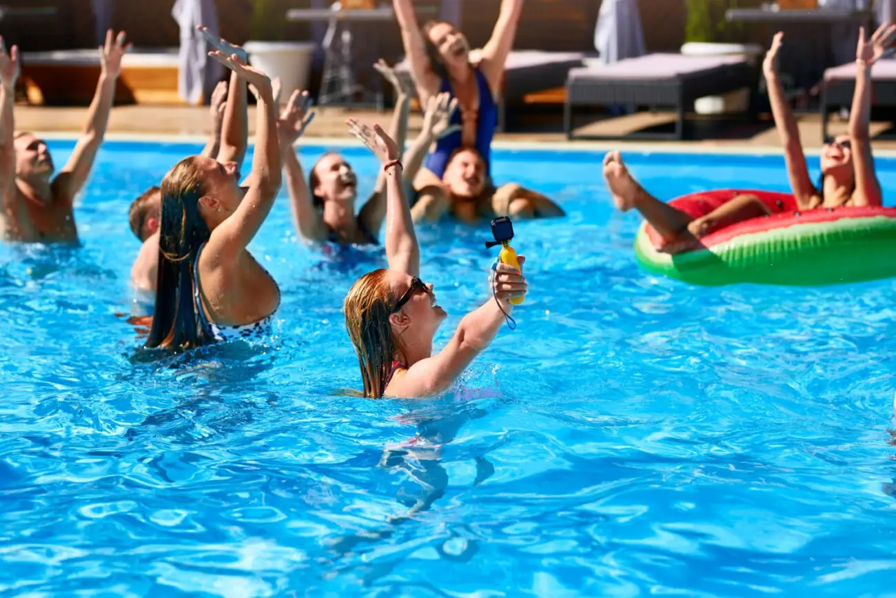 Une activité dans la piscine organisée par un club vacances